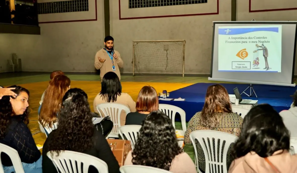 Participantes acompanham palestra