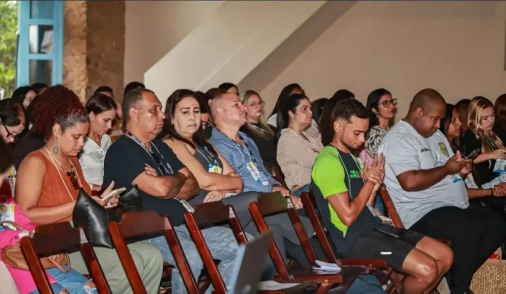 Profissionais da saúde, educação e assistência social, além de moradores e autoridades