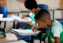 Menino negro em momento de estudos