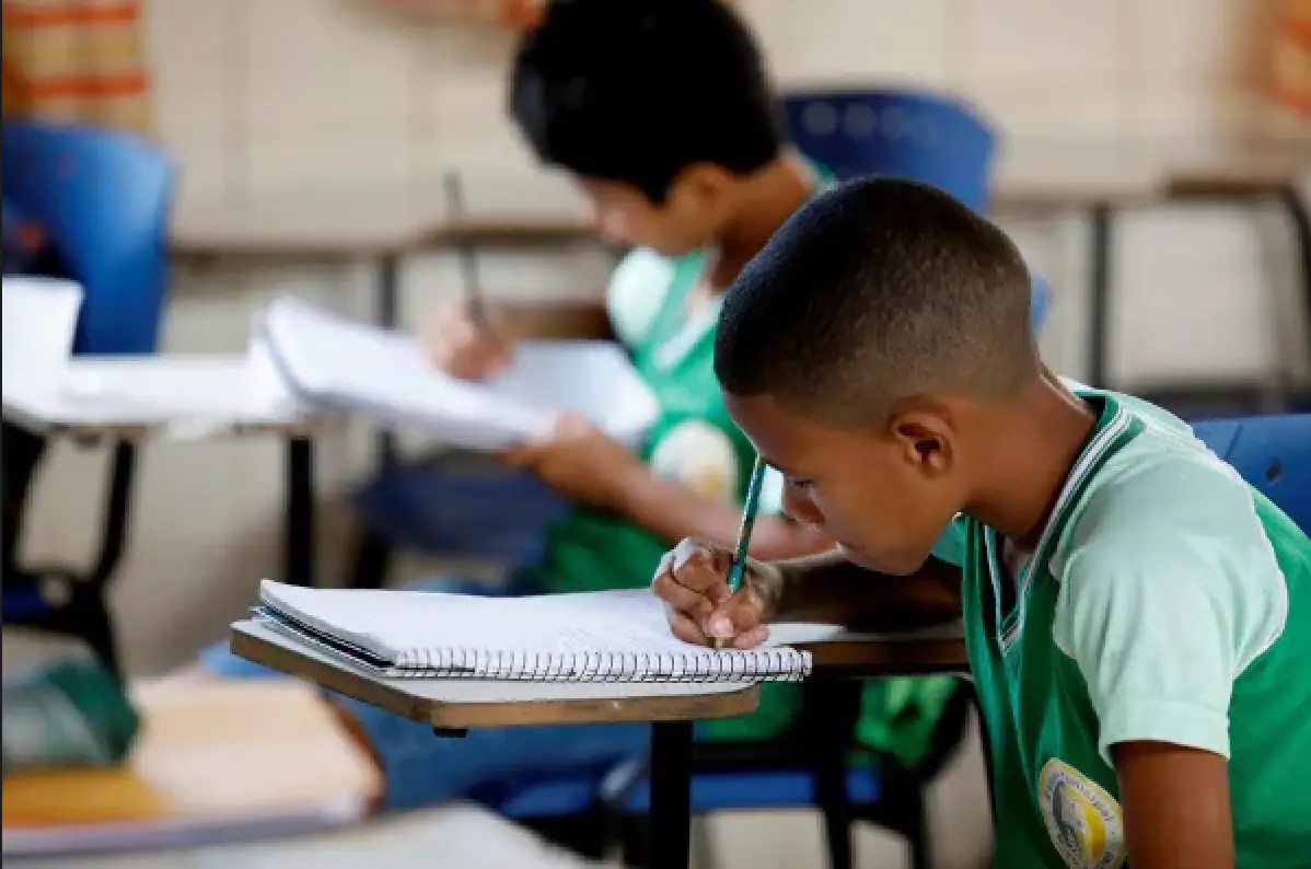 Menino negro em momento de estudos