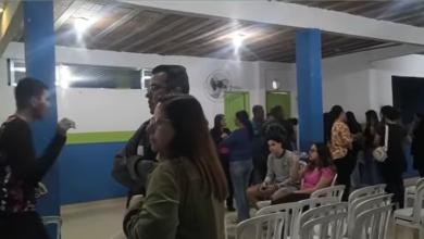Tanto pais e responsáveis quanto professores, funcionários e diretor do Colégio Força Máxima foram igualmente surpreendidos na reunião que anunciou o fim das atividades (FOTO: REPRODUÇÃO).