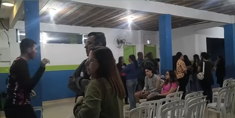 Tanto pais e responsáveis quanto professores, funcionários e diretor do Colégio Força Máxima foram igualmente surpreendidos na reunião que anunciou o fim das atividades (FOTO: REPRODUÇÃO).