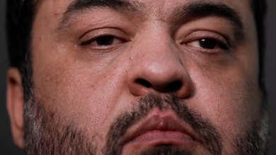Agentes da Polícia Federal cumpriram mandado de busca e apreensão em endereço ligado ao ex-governador Cláudio Castro durante operação que investiga suspeitas de fraudes e ocultação patrimonial no setor de combustíveis.