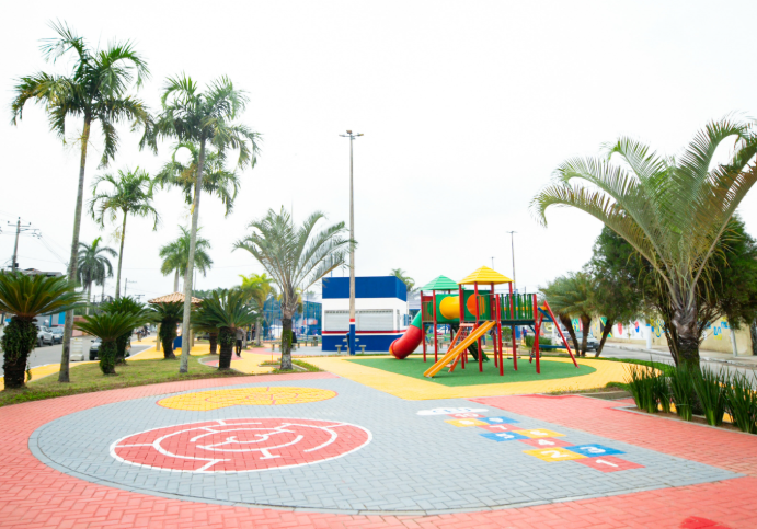 Praça do Jardim América recebeu novos brinquedos infantis e áreas revitalizadas para esporte e convivência da população (DIVULGAÇÃO/PMI).