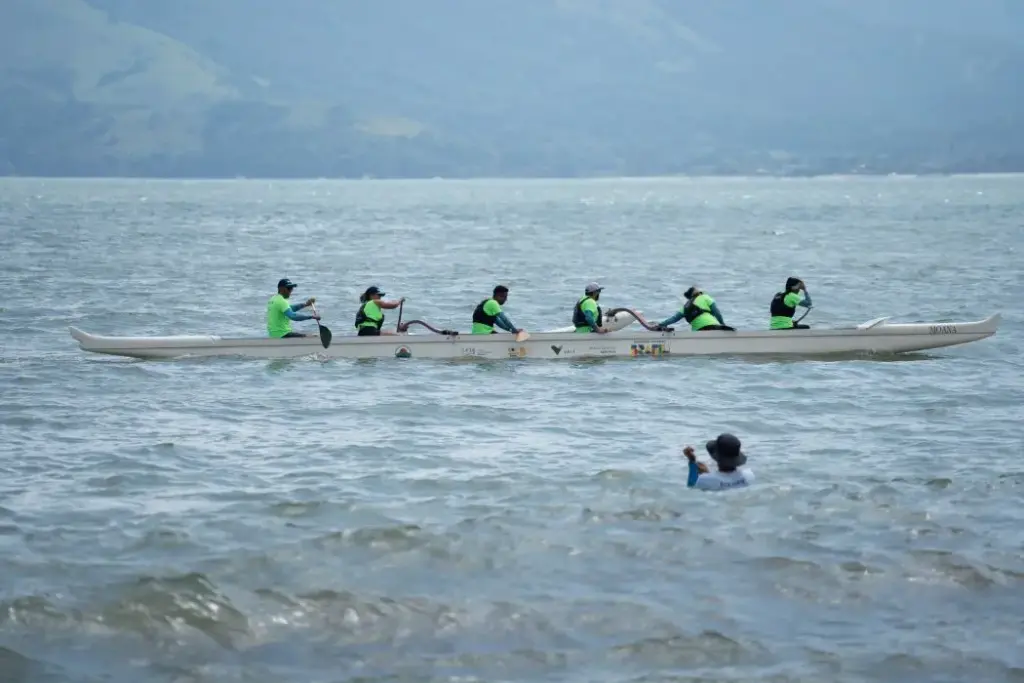Competidores de canoagem Va’a