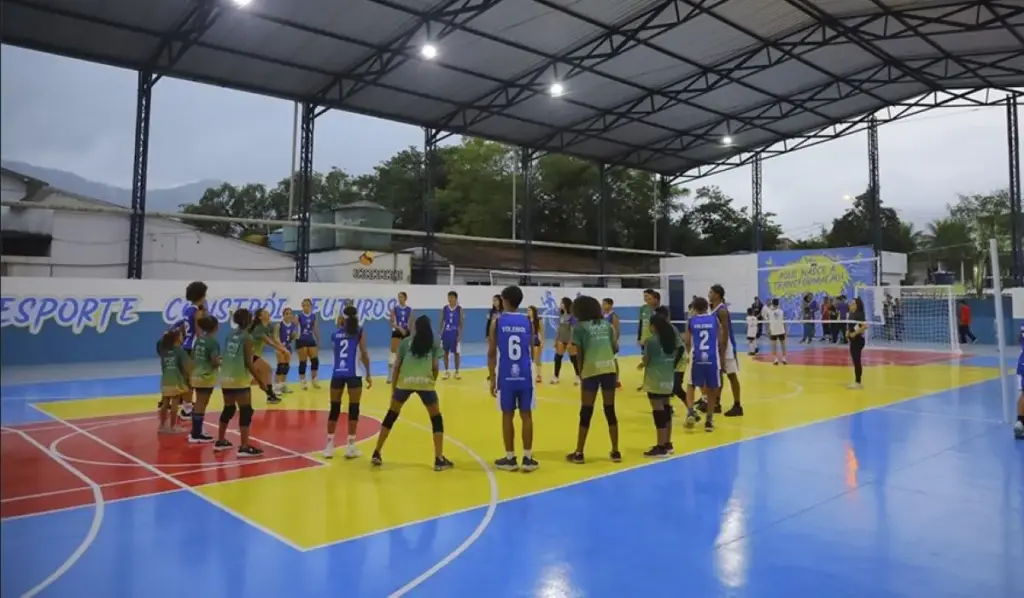 Alunos jogando vôlei na nova quadra