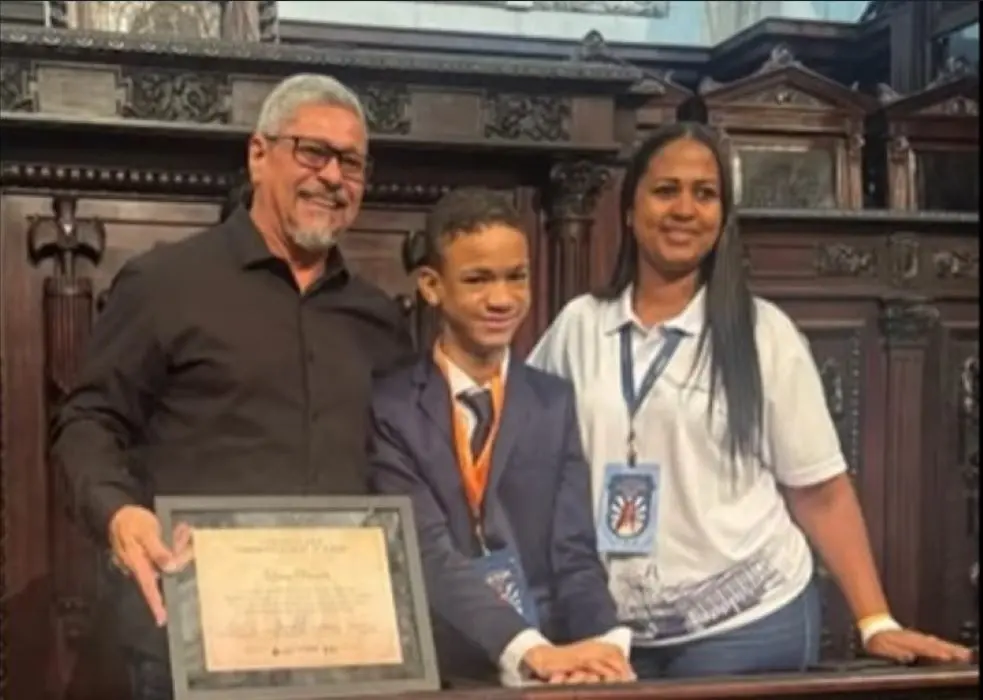 Luan de Almeida Muller Vicente, de Mangaratiba, posa com pais