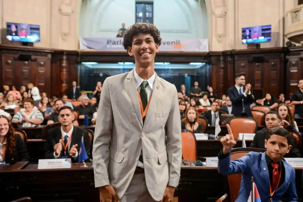 Vitor Felippe Gomes Quintão, de Porciúncula, toma posse como presidente da Mesa Diretora