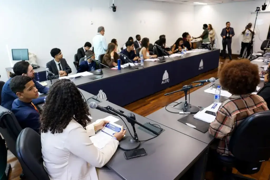 Presidentes das comissões conduziram a leitura das ementas dos projetos