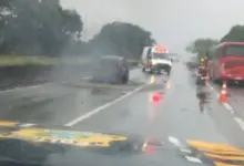 Veículo incendiado na Rio-Santos