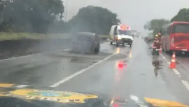 Veículo incendiado na Rio-Santos
