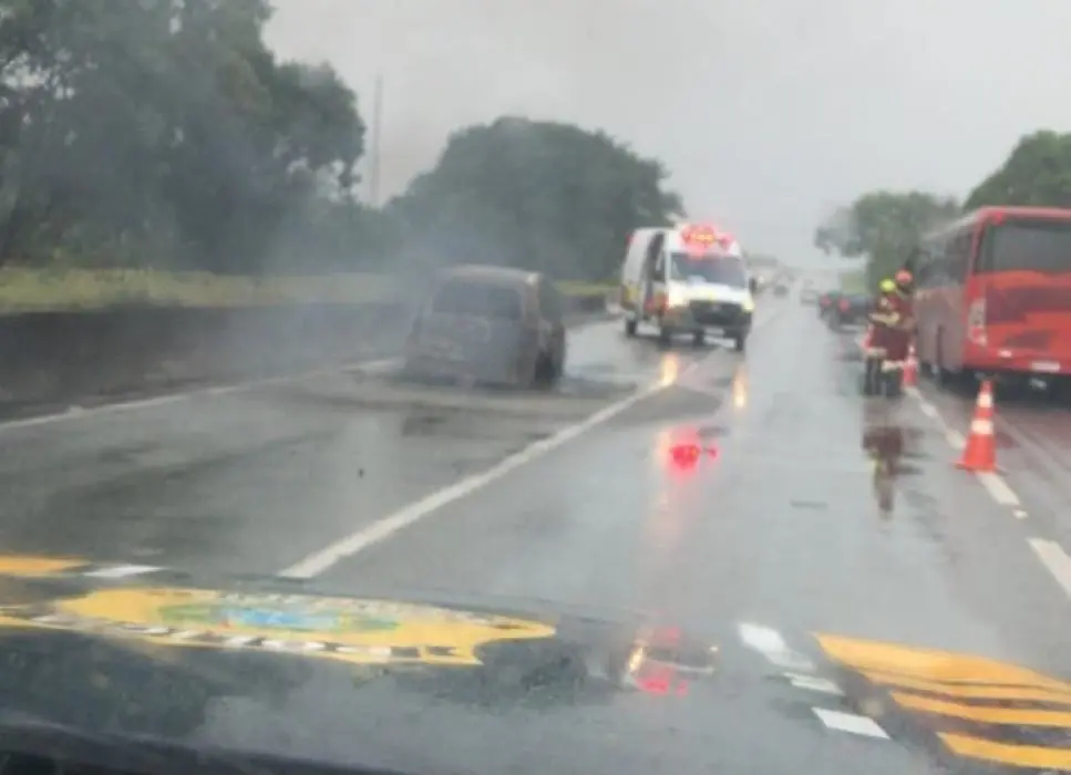 Veículo incendiado na Rio-Santos
