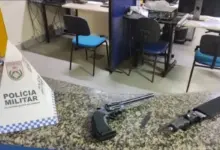 Arma de fogo e faca foram apreendidas pela Polícia Militar