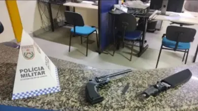 Arma de fogo e faca foram apreendidas pela Polícia Militar