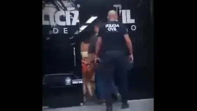 Polícia Civil conduz mulher condenada a 50ª DP, em Itaguaí