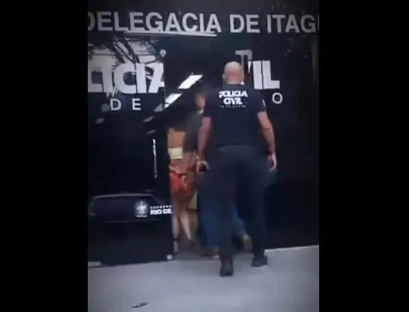 Polícia Civil conduz mulher condenada a 50ª DP, em Itaguaí