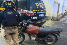 Motocicleta sem placa e com sinais de adulteração foi apreendida