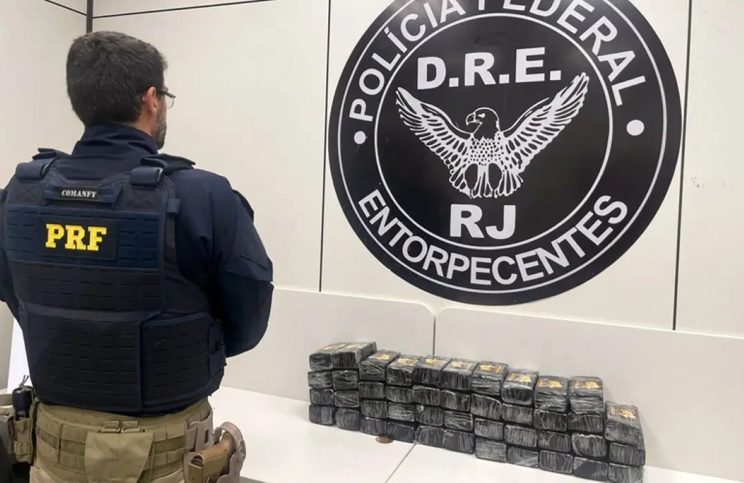 Agente da PRF observa droga apreendida