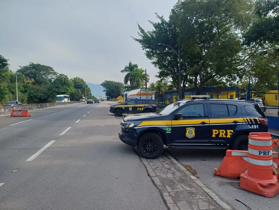 Viaturas da Polícia Rodoviária Federal posicionadas na BR-101, em Itaguaí, durante operação de fiscalização