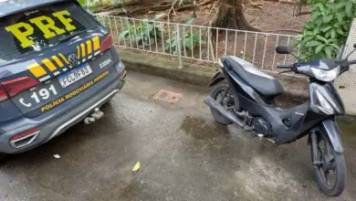 Motocicleta recuperada pela PRF estacionada em frente a Delegacia