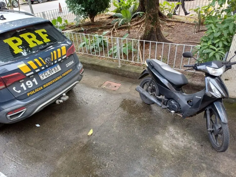 Motocicleta recuperada pela PRF estacionada em frente a Delegacia