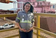 Colaboradora do Porto Sudeste posa grávida para foto