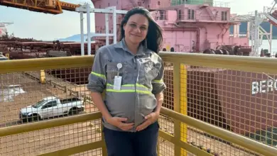 Colaboradora do Porto Sudeste posa grávida para foto