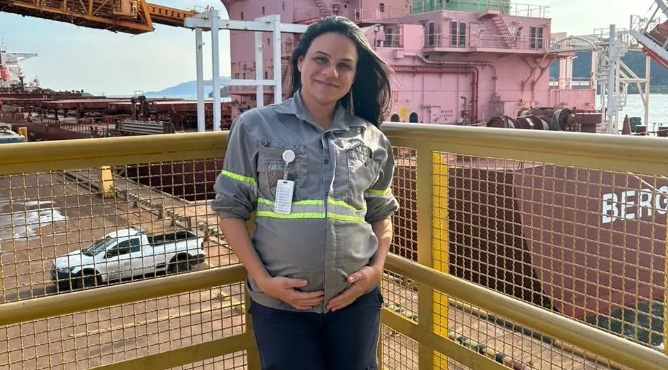 Colaboradora do Porto Sudeste posa grávida para foto
