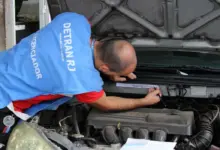 Agente do Detran RJ realiza vistoria em veículo