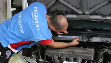 Agente do Detran RJ realiza vistoria em veículo