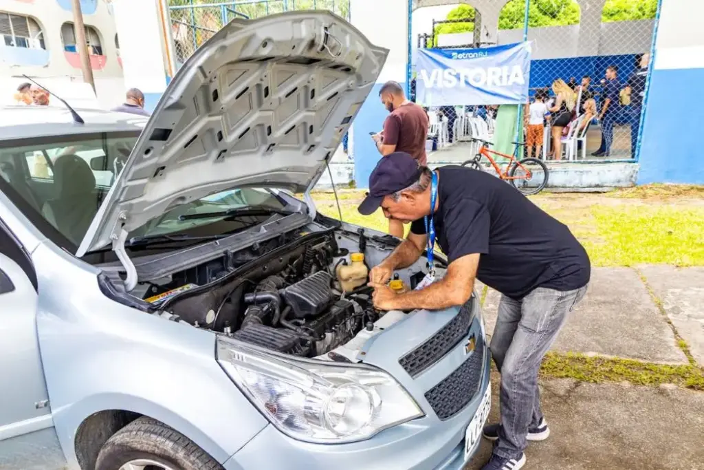 Agente do Detran RJ realiza vistoria em veículo