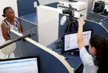 Idosa durante atendimento em posto do Detran RJ