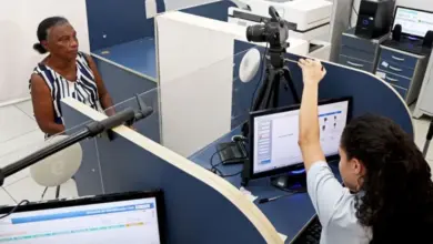 Idosa durante atendimento em posto do Detran RJ