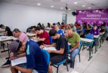 Estudantes fazendo prova numa sala de aula