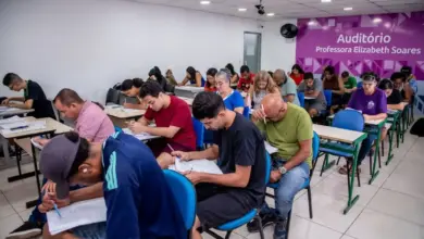 Estudantes fazendo prova numa sala de aula