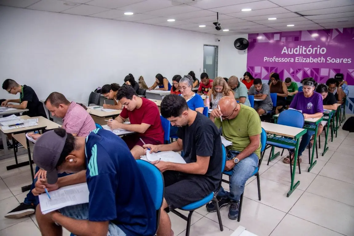 Estudantes fazendo prova numa sala de aula