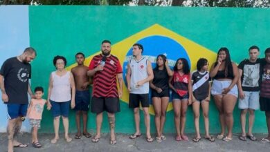 Moradores e crianças do bairro Estrela do Céu participam da pintura do muro da Escola Municipal Elmira Figueira, em Itaguaí, resgatando a tradição das ruas decoradas para a Copa do Mundo de 2026 (FOTOS: BERNARDO FILMES).