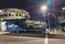 Carreta da Expolivro está estacionada no centro de Itaguaí e recebe visitantes com livros, atividades culturais e espaços de leitura gratuitos.