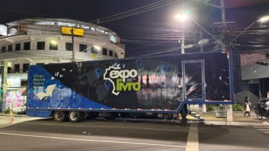 Carreta da Expolivro está estacionada no centro de Itaguaí e recebe visitantes com livros, atividades culturais e espaços de leitura gratuitos.