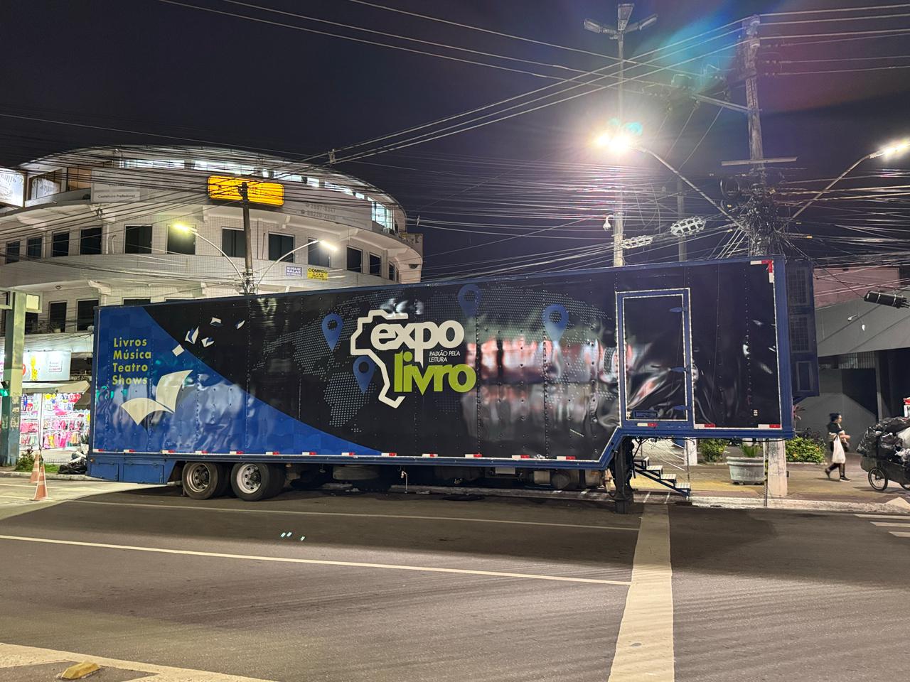 Carreta da Expolivro está estacionada no centro de Itaguaí e recebe visitantes com livros, atividades culturais e espaços de leitura gratuitos.