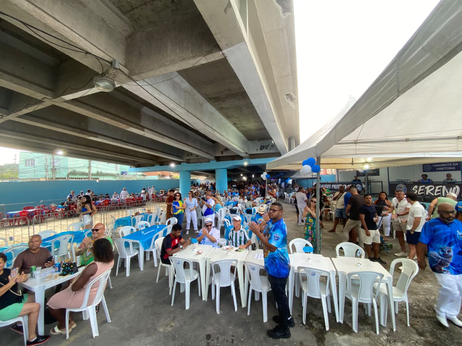 Quadra do Sereno de Campo Grande ficou lotada durante a Feijoada da Coruja, marcada pela posse de André Baiacu e anúncio de Alexandre Louzada para 2027.