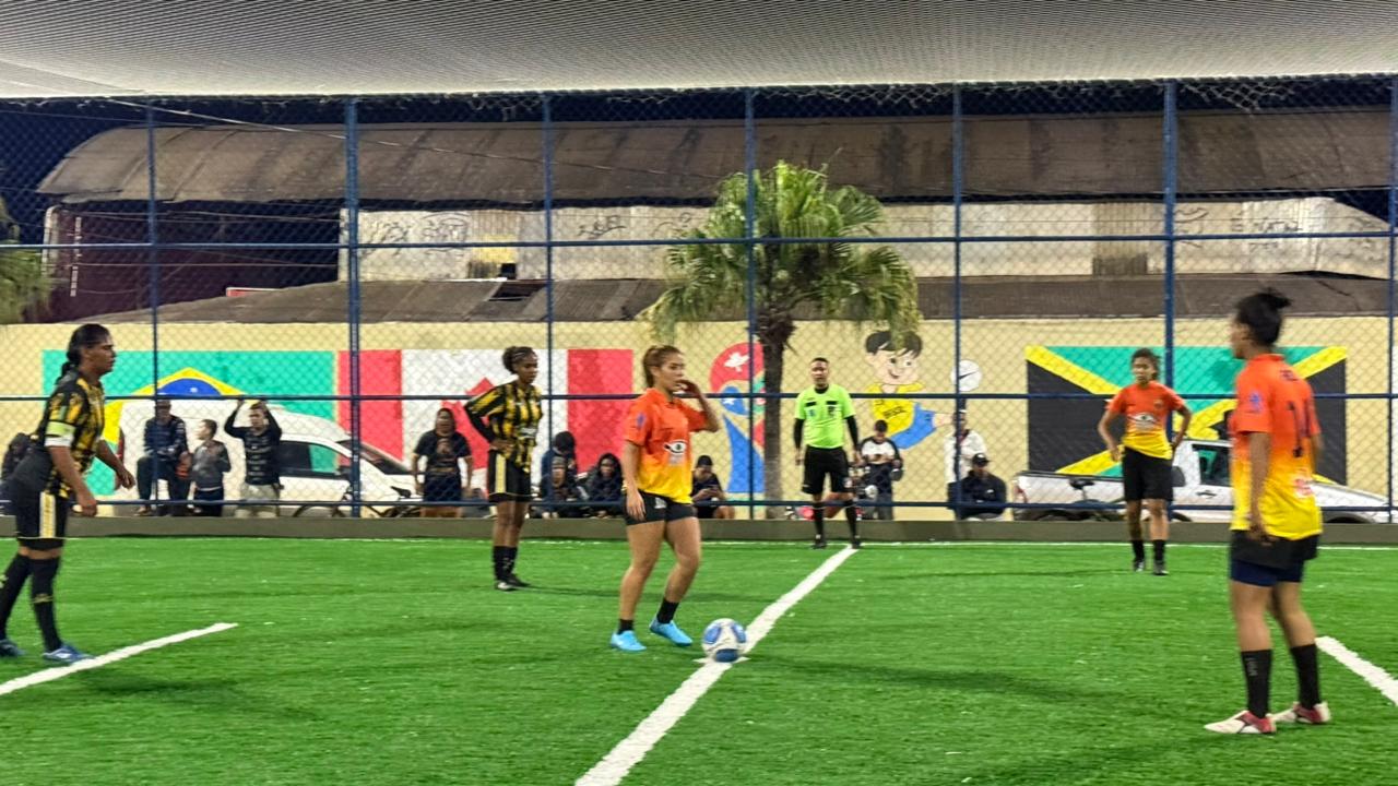 Praça do Jardim América recebeu grande público na abertura da Copa Cidade de Itaguaí de Futebol Feminino 2026, marcada por goleadas e valorização da modalidade no município.