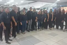 Várias pessoas posando para foto