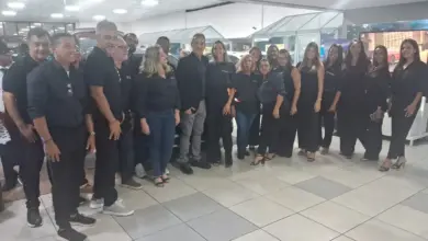 Várias pessoas posando para foto