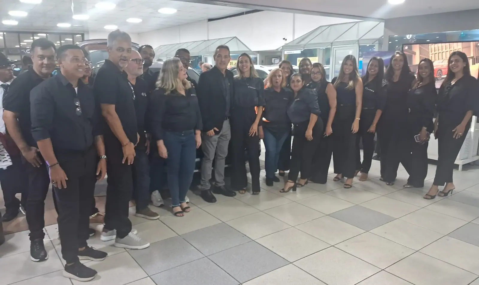 Várias pessoas posando para foto