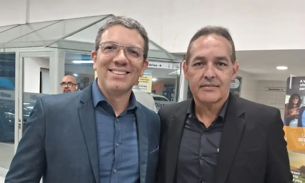Dois homens posando para foto