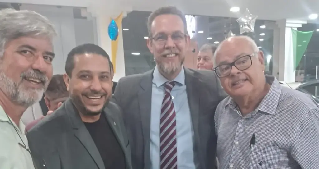 Quatro homens posando para foto