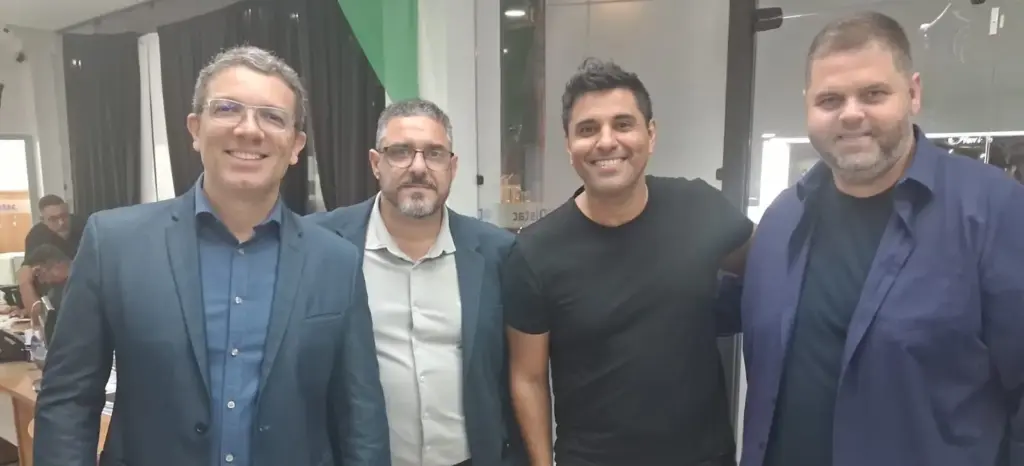 Quatro homens posando para foto