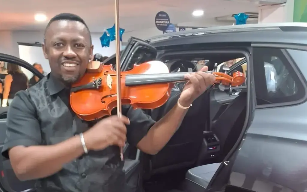 O músico Davi Benvindo com seu violino