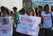 Protesto com cartaz escrito "Educar é melhor e mais eficiente do que punir."